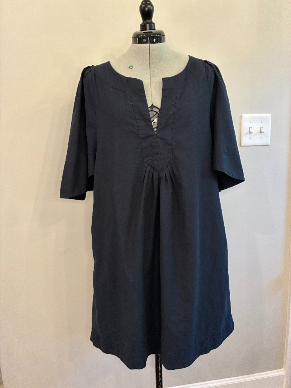 Pomander Place Navy Pleated V‑Neck Dress – Classic Chic – Size XL